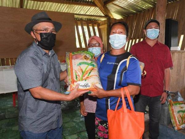 Majlis penyerahan sumbangan bakul makanan untuk 200 Ketua Isi Rumah di Kampung Maidan, Sugut dekat sini, pada Sabtu.