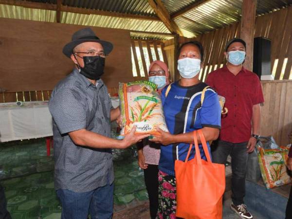 Ronald menyampaikan bakul makanan kepada 200 Ketua Isi Rumah (KIR) di Kampung Maidan, Paitan, Sabah pada Sabtu.