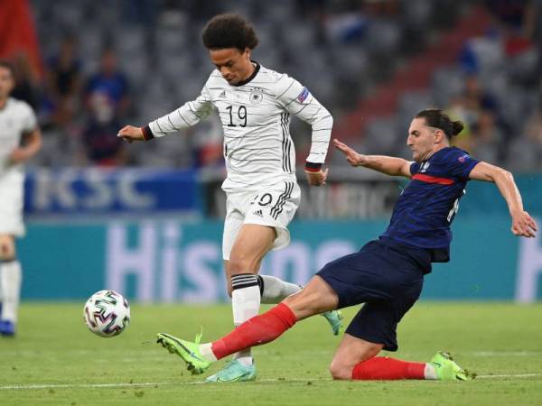 Sane (kiri) diasak pemain pertahanan Perancis, Adrien Rabiot semasa aksi Kumpulan F Euro 2020 di Allianz Arena, Munich pada 15 Jun lalu. - Foto AFP