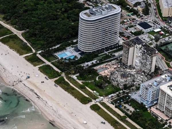 Pangsapuri mewah yang runtuh pada awal pagi Khamis lalu terletak di kawasan berhadapan pantai Miami, Florida. - AFP