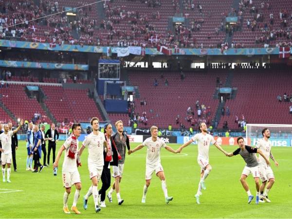 Pemain Denmark meraikan kejayaan mara ke suku akhir Euro 2020 bersama penyokong di Johan Cruyff Arena, Amsterdam, pada Ahad. - Foto EPA