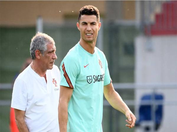 Ronaldo (kanan) dan Santos ketika sesi latihan skuad Portugal di Stadium Illovszky Rudolf, Budapest. Foto AFP