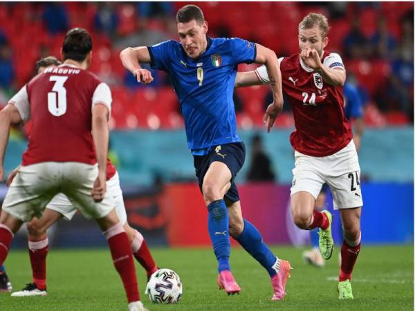 Pemain Itali, Andrea Belotti, cuba melepasi kawalan pertahanan Austria pada aksi kalah mati Euro 2020 pada Ahad. - Foto EPA