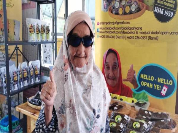 Opah Yang seronok berlakon apabila video tular tingkatkan penjualan dodolnya.