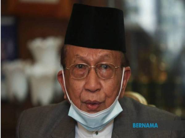 Rais mengesahkan beliau bersama Azhar Azizan akan menghadap Al-Sultan Abdullah di Istana Negara pada Selasa ini. - Foto Bernama 