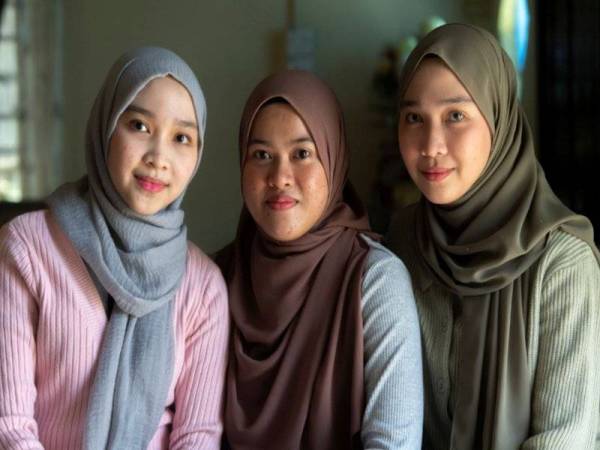 Adryani Iwani Ibeni Yanin, 20, (kiri) bersama Adryana Iwani, 20, (tengah) dan Noratirah Husin, 20, ketika ditemui Bernama di rumahnya di sini.
Bagaikan kisah dalam sinetron, dua keluarga terpaksa melalui kisah tragis apabila tiga bayi yang dilahirkan 20 tahun lalu, rupa-rupanya tertukar dipercayai akibat kecuaian petugas kesihatan sebuah hospital di Kota Bharu. 