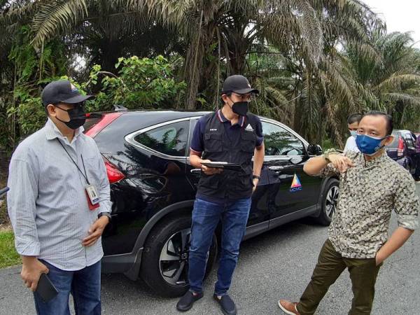 Maszlee (kanan) dan Azhar (kiri) bersama Timbalan Pengarah SKMM Johor, Syed Isa Alsagoff membuat perbincangan tentang capaian internet di Machap, Kluang pada Ahad.