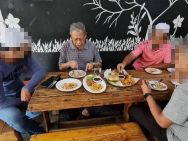 Gambar yang tular di media sosial mengenai kehadiran Mustapa di sebuah cafe pada Sabtu.