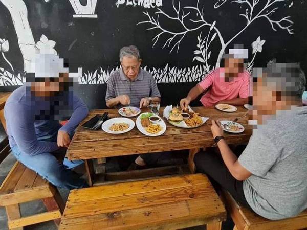 Gambar tular Mustapa (dua dari kiri) sedang menjamu selera di sebuah restoran ketika mengadakan lawatan ke Kampung Kalai, Jeli.