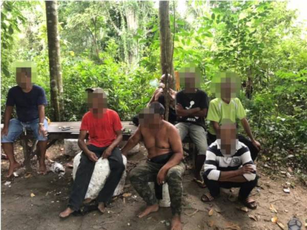 Tujuh lelaki ditahan ketika leka bermain judi di kawasan semak di Kampung Kubang Ikan dekat Kampung Raja, Besut pada Ahad.