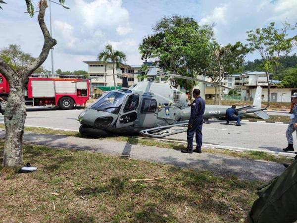 Helikopter jenis Fennec milik TLDM terpaksa melakukan pendaratan cemas ketika melakukan penerbangan operasi. - Foto ihsan pembaca