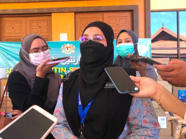 Pengarah Hospital Raja Perempuan Zainab II (HRPZ II), Datuk Dr Selasawati Ghazali (tengah) ketika bercakap kepada pemberita pada Isnin.