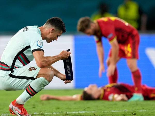 Reaksi kecewa (Ronaldo) kiri selepas pasukannya tersingkir daripada saingan Euro.