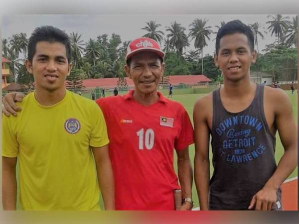 Faizal (kanan) dan Fitri (kiri) bersama bapa mereka, Saari Zakaria.