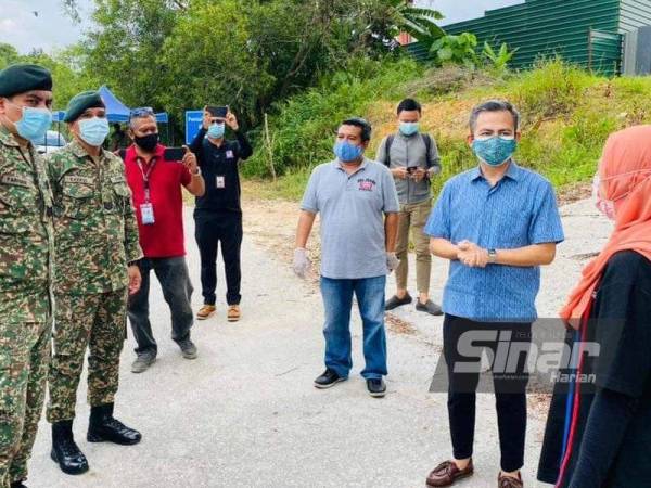 Fahmi (dua dari kanan) meninjau pelaksaan PKPD di Jalan Kubur, Pantai Dalam pada Ahad.