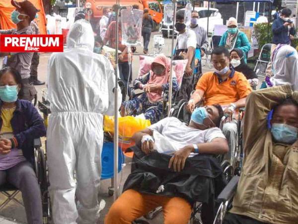 Sejumlah pesakit yang disyaki Covid-19 mendapatkan rawatan perubatan di sebuah hospital wilayah di Bekasi, Jawa Barat pada 26 Jun lalu. - Foto AFP