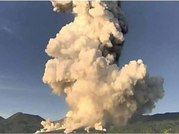 Gambar tangkap layar dari sebuah video menunjukkan gunung berapi Rincon de la Vieja di wilayah Guanacaste, Costa Rica menghamburkan kepulan asap pada Isnin. - Foto AFP