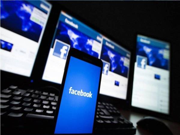 Facebook merupakan media sosial yang popular dalam kalangan pengguna komputer, tablet dan telefon bimbit. - Foto AFP