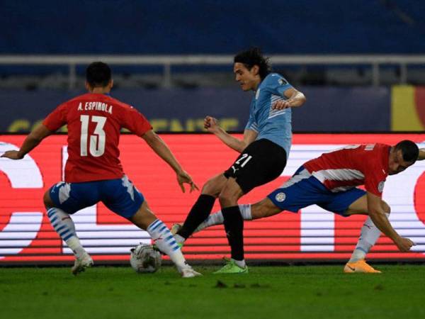 Cavani tampil lebih menyerlah ketika membantu Uruguay mengatasi Paraguay di Stadium Nilton Santos, Rio de Janeiro.