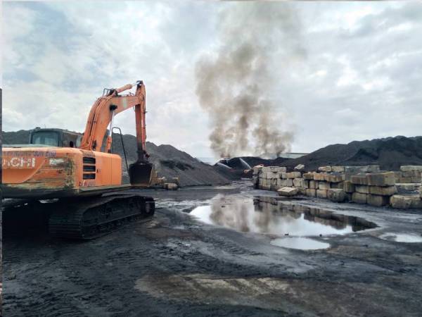 Anggota bomba dan penyelamat pada Selasa masih giat menjalankan operasi pemadaman api di Kampung Sawah berhampiran jeti Pulau Carey, Banting selama 24 jam sejak Sabtu.