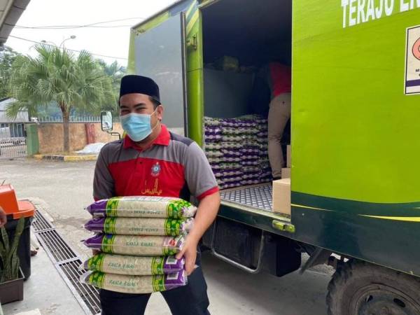 Wakil MAIS menghantar keperluan makanan untuk diagihkan kepada keluarga memerlukan di Shah Alam dan Klang.