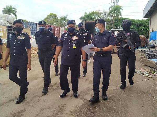 Kamarul Zaman (tengah) mengetuai serbuan ke atas kilang yang beroperasi di Sungai Petani pada Selasa.