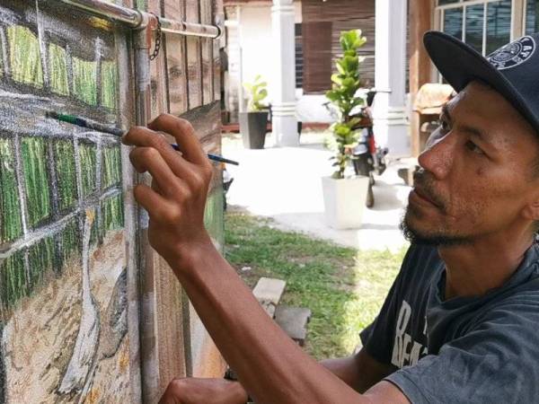 Mohd Rozamil memanfaatkan waktu terluang dengan melakar lukisan pada dinding rumah kedai miliknya di Kampung Raja Barang, Chendering, Kuala Terengganu.