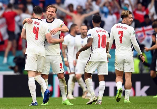 Pemain England meraikan kejayaan menewaskan Jerman. -Foto EPA