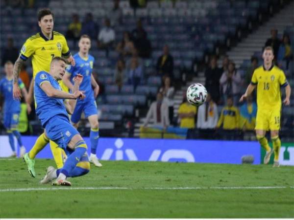 Peman gantian Ukraine, Artem Dovbyk menanduk masuk gol kedua yang juga gol kemenangan pasukan berkenaan pada aksi kalah mati berdepan Sweden di Hampden Park, Glasgow, pada Rabu.