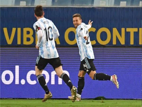 Gomez (kanan) meraikan jaringan bersama Messi semasa aksi menentang Bolivia pada aksi kumpulan Copa America 2021 di Arena Pantanal, Cuiaba, Brazil. FOTO: AFP