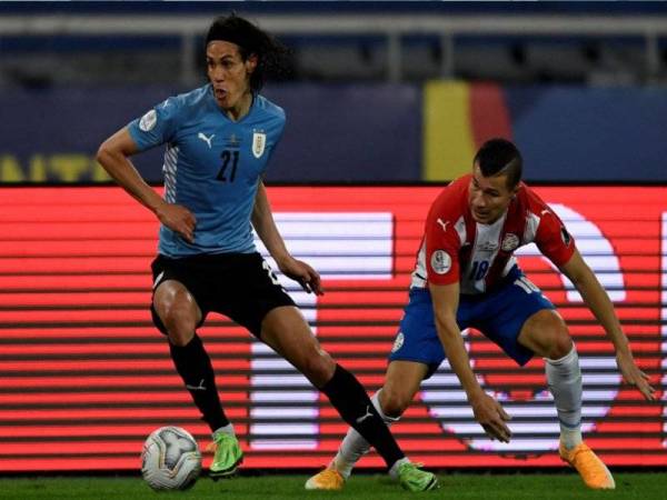 Cavani (kiri) antara watak penting kebangkitan Uruguay pada saingan Copa America 2021 di Brazil. FOTO: AFP