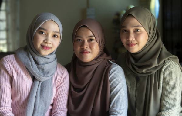 Adryani Iwani (kiri) bersama Adryana Iwani (tengah) dan Noratirah. -Foto Bernama.