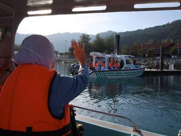 Petugas barisan hadapan menaiki bot untuk ke Kampung Salang pada program Vaksinasi Masyarakat Pulau Tioman. - Foto Bernama