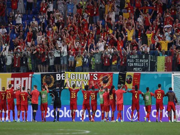 Pemain Belgium meraikan kemaraan ke suku akhir Euro 2020 bersama penyokong