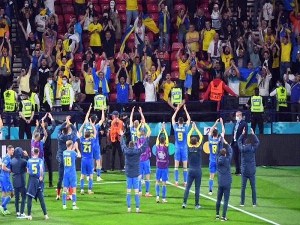 Pemain Ukraine meraikan kejayaan mara ke suku akhir Euro 2020 bersama penyokong-penyong di stadium.