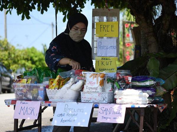 Murnizam memeriksa bekalan 'Food Bank' yang diwujudkan di hadapan rumahnya di Taman Indera Mahkota, Kuantan. - Foto Bernama