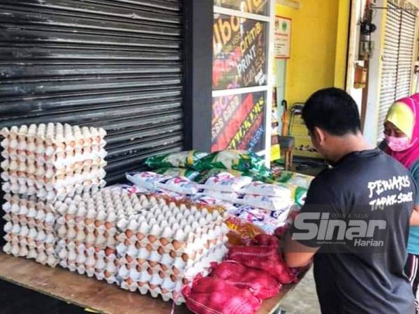 Salehuddin dan rakannya memperuntukkan sekitar lebih RM1,000 untuk membeli makanan asas untuk diagihkan kepada yang memerlukan.