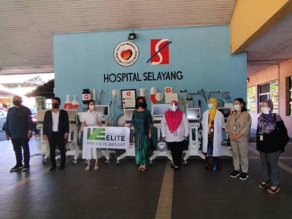 Pertubuhan Komuniti Elite bersama kakitangan Hospital Selayang pada majlis penyerahan sumbangan alat bantuan pernafasan.