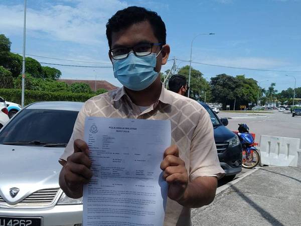 Akmal Nasrullah menunjukkan laporan polis yang dibuat di Ibu Pejabat Polis Daerah Johor Bahru Selatan pada Rabu.