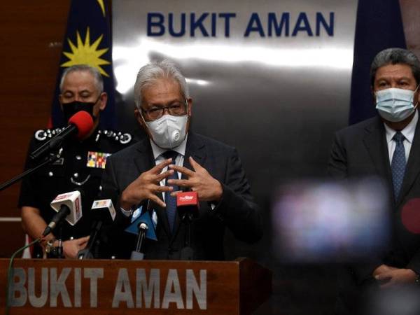 Hamzah (dua dari kiri) ketika sidang media bersempena pelaksanaan rasionalisasi Agensi Kawalan Sempadan Malaysia (AKSEM) di Bukit Aman hari ini. Foto Bernama