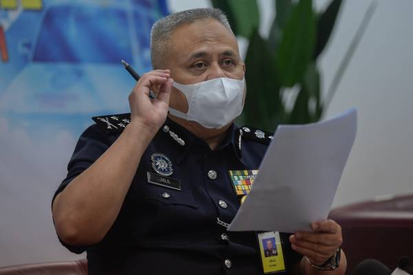 Abd Jalil Hassan memberi penerangan pada sidang media selepas sesi lawatan kerja di Makmal Forensik PDRM Cheras hari ini. -Foto Bernama