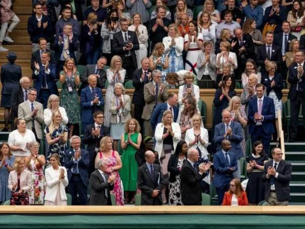 Sarah Gilbert (duduk) diberikan tepukan penghargaan pada Kejuaraan Tenis Wimbeldon di London pada Isnin. - Foto Getty Images