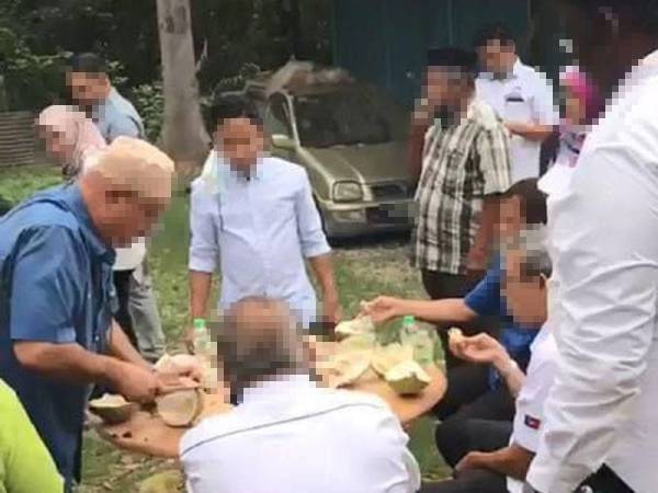 Tangkap layar video yang memaparkan sekumpulan individu kenduri durian di sebuah kebun, dipercayai di Batu Pahat.