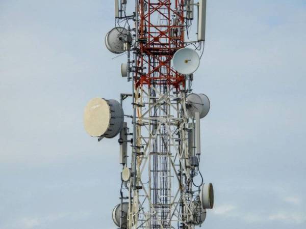 Tiga menara telekomunikasi baharu akan dibina bagi menangani masalah capaian internet di tiga perkampungan di Kuala Krai. (Gambar hiasan) - Foto 123RF