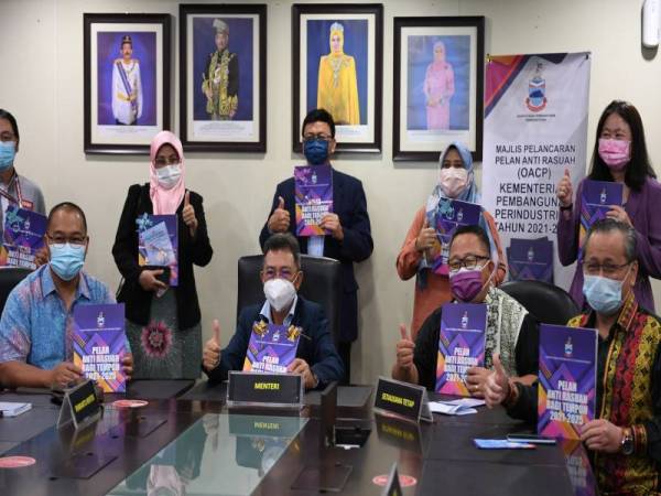 Joachim (duduk, tiga, kanan) bersama sebahagian Ketua-Ketua Jabatan Kerajaan Negeri Sabah menunjukkan buku pelan anti rasuah bagi tempoh 2021-2025 selepas melancarkan buku tersebut, pada Khamis. - Foto Bernama 