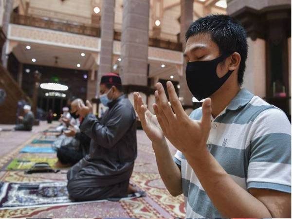 Pembukaan masjid dan surau secara berperingkat dilihat antara langkah terbaik bagi memulihkan semula aspek kesihatan mental dalam kalangan rakyat. -Gambar hiasan