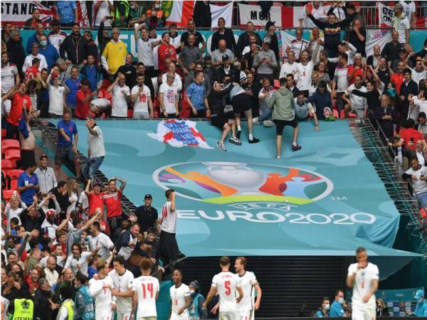 Penyokong England meraikan gol kedua The Three Lions ketika menentang Jerman di Stadium Wembley, London pada 29 Jun lalu. - Foto AFP