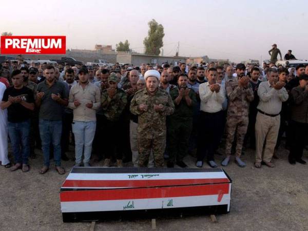 Jenazah seorang anggota kumpulan Hashed al-Shaabi yang terbunuh dalam serangan udara tentera AS disolatkan oleh orang ramai di wilayah Nineveh sempadan Iraq pada 28 Jun lalu. - Foto AFP