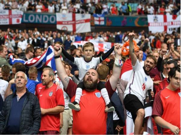 Penyokong The Three Lions ketika menyaksikan perlawanan England menentang Jerman di Stadium Wembley, London pada 29 Jun lalu. - Foto AFP