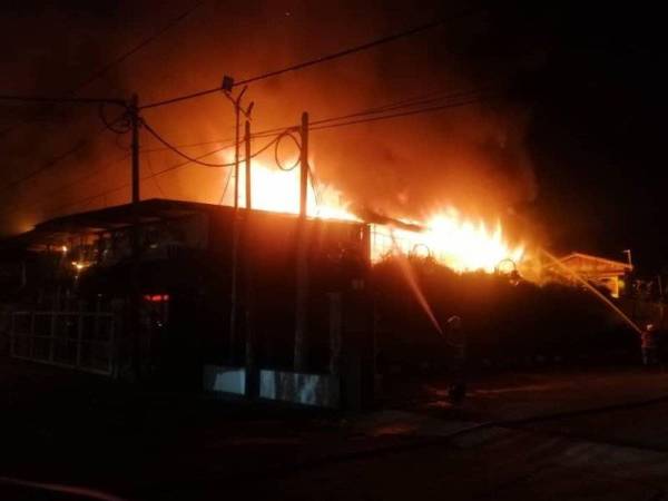 Hanya 50 peratus kawasan kedai itu terlibat dalam kebakaran berkenaan. - Foto ihsan JBPM Kelantan